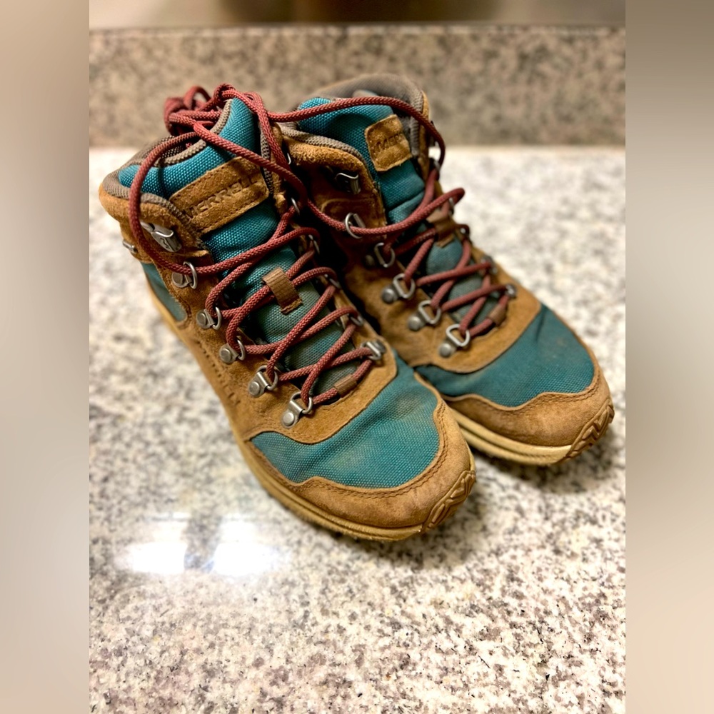 Merrill dragonfly hiking boots, size 7.5! Worn a few times but they’re too big.